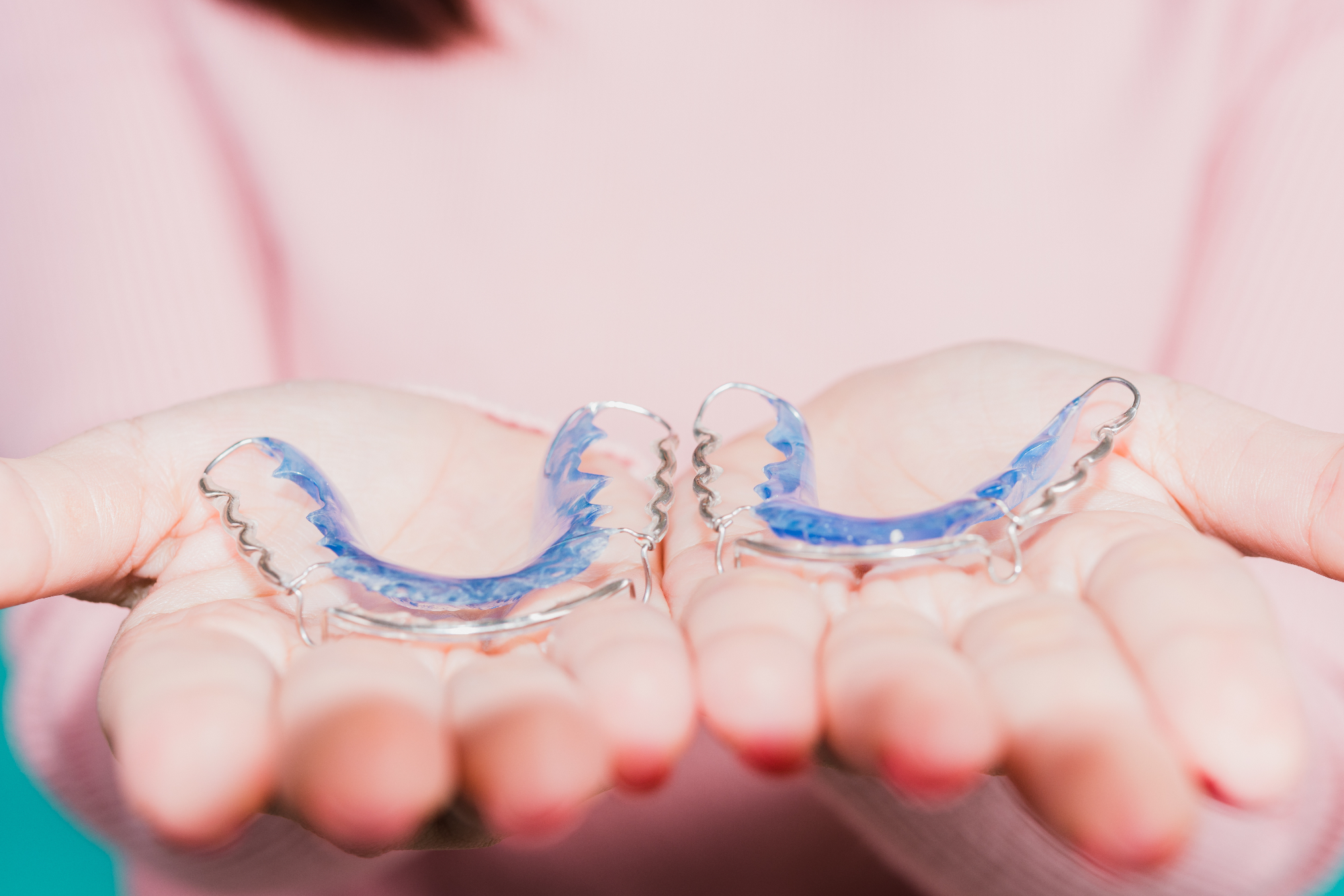 Žal bom morala Invisalign še nekaj časa nositi